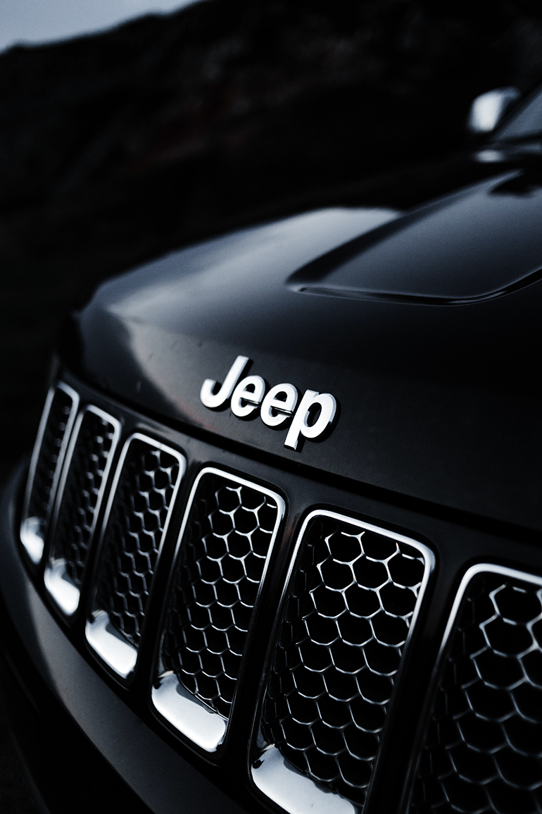 JEEP LOGO FOTO Erik Mclean unsplash