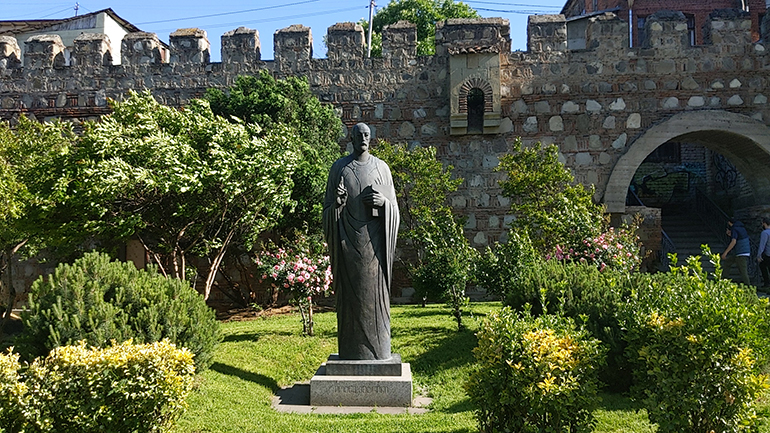 4b Zielony skwer obok starych murów Tbilisi