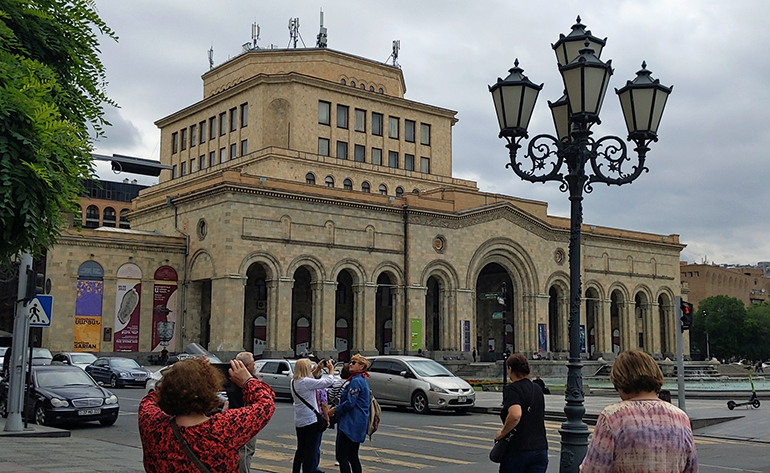 2i Okazałe gmachy w centrum Eywania