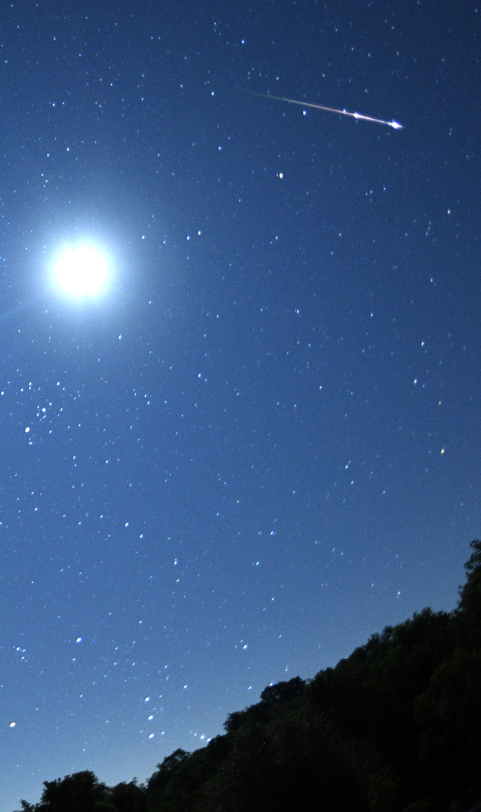 2c Perseid ponad Księżycem