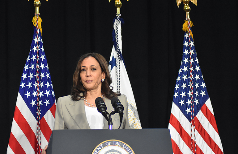 (NEW) Vice President of the United States Kamala Harris delivers remarks on the overturning of Roe V. Wade. June 26, 2022, Plainfield, IL, USA: Vice President of the United States Kamala Harris delivers remarks on the overturning of Roe V. Wade. which is a landmark decision handed down in 1973 by the United States Supreme Court on the question of the constitutionality of laws that criminalized or restricted access to abortions. Credit: Kyle Mazza/TheNews2 (Foto: Kyle Mazza/TheNews2/Deposit Photos)